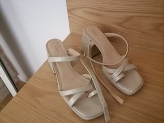 Sandalias tacón dorado cava