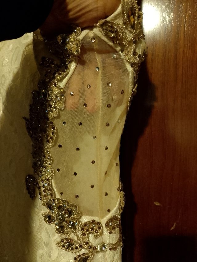 Vestido fiesta beis dorado