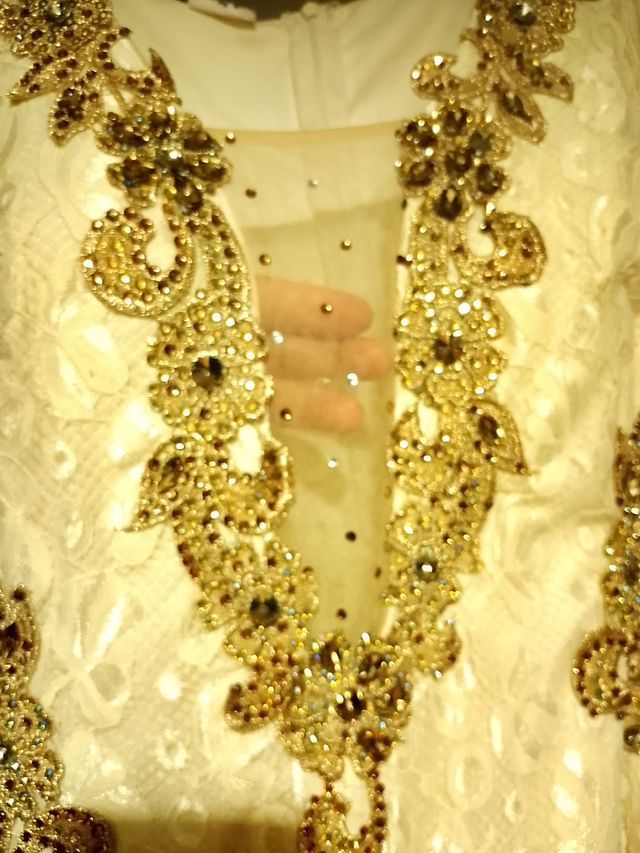 Vestido fiesta beis dorado