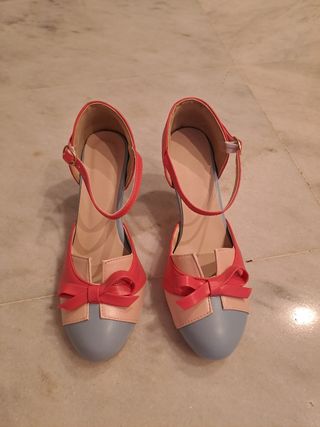 Zapatos tacón pulsera fucsia y turquesa