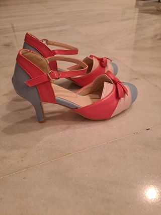 Zapatos tacón pulsera fucsia y turquesa