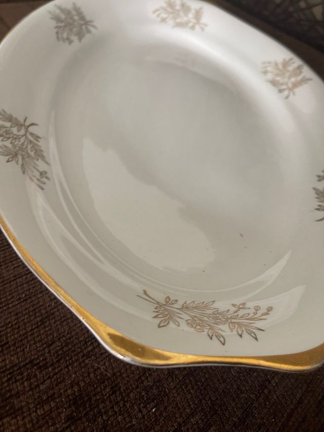 Piatto in porcellana dorata