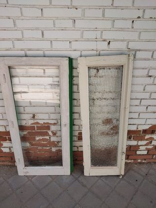 Ventana antigua de pueblo madera maciza vintage 