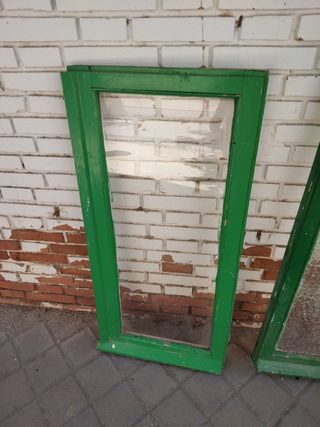 Ventana antigua de pueblo madera maciza vintage 