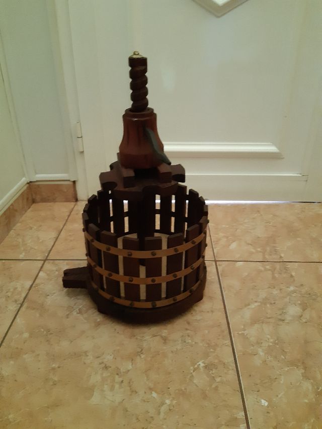 Prensa de vino antiguo