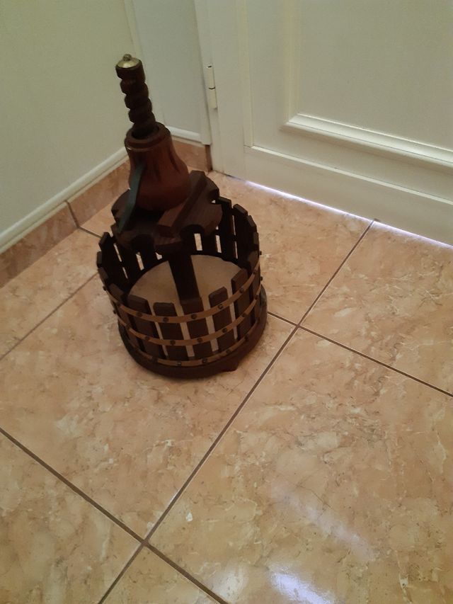 Prensa de vino antiguo