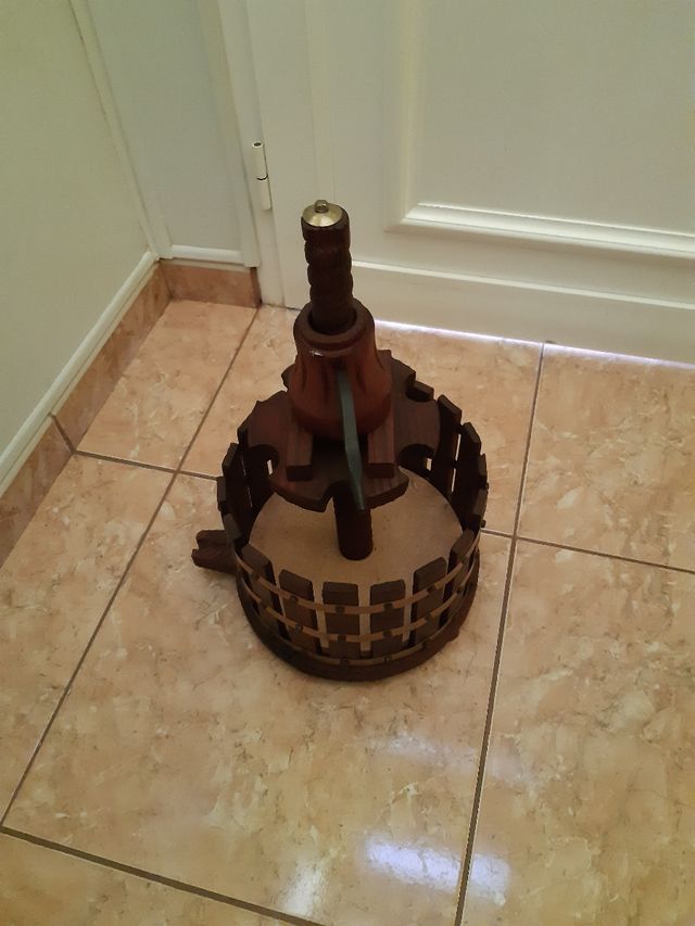 Prensa de vino antiguo