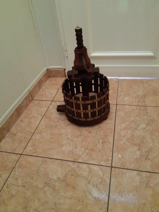 Prensa de vino antiguo