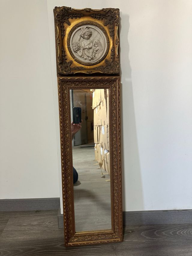 Espejo y relieve dorado antiguo