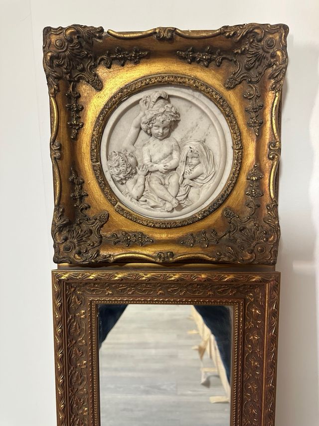 Espejo y relieve dorado antiguo