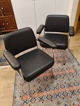 2 Sillas "confidente" piel negra