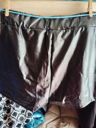 Pantalón negro  brillante y blusa aciendo juego el