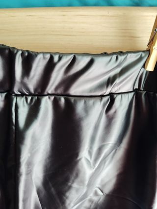 Pantalón negro  brillante y blusa aciendo juego el
