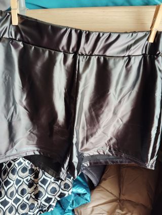 Pantalón negro  brillante y blusa aciendo juego el