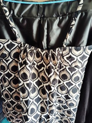 Pantalón negro  brillante y blusa aciendo juego el