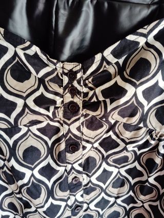 Pantalón negro  brillante y blusa aciendo juego el