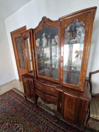 Aparador antiguo de madera y cristal