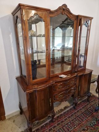 Aparador antiguo de madera y cristal
