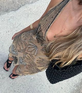 Vestido Zara pedrería beige dorado