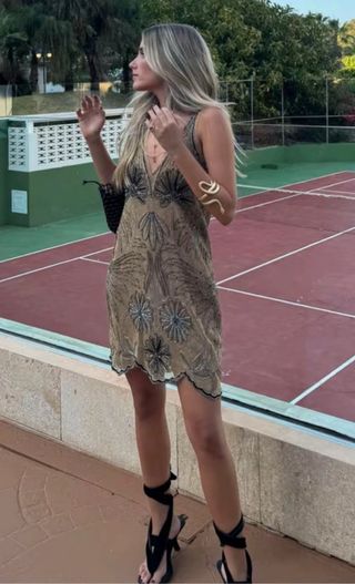 Vestido Zara pedrería beige dorado