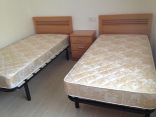 2 camas individuales (90cm) + mesita + armario