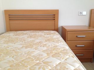 2 camas individuales (90cm) + mesita + armario