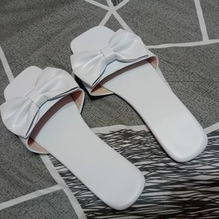 Sandali bianchi con fiocco