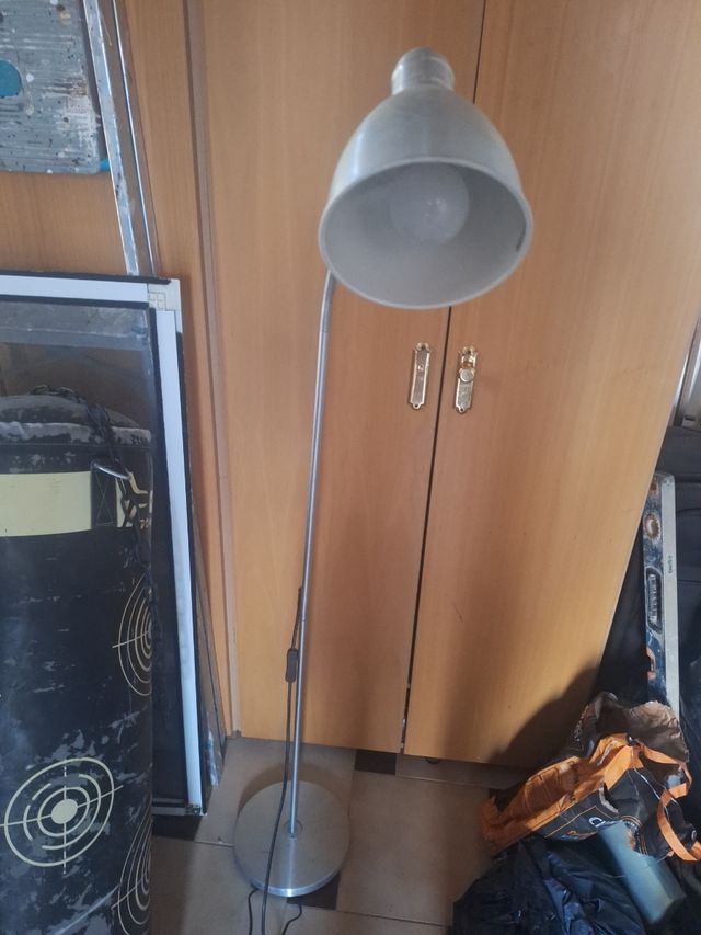 Flexo de pie metálico plateado