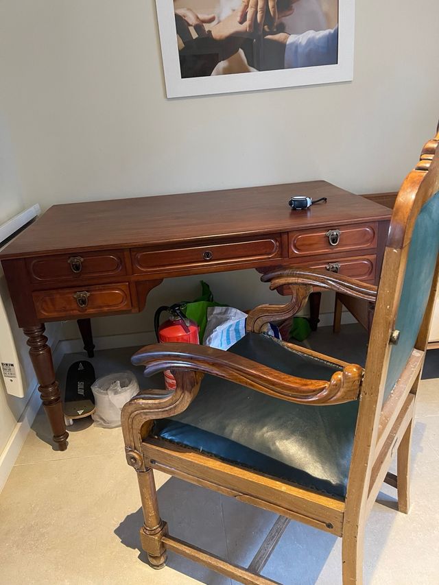 Escritorio y sillón madera clásicos