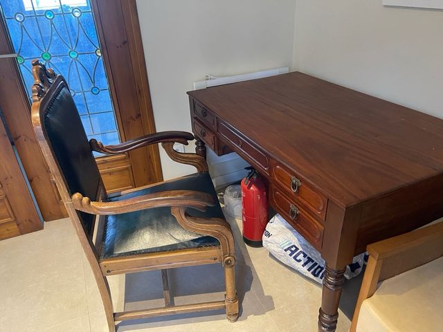 Escritorio y sillón madera clásicos