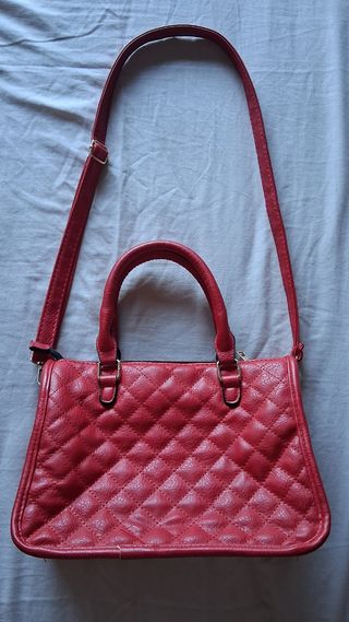 Borsa rossa a tracolla