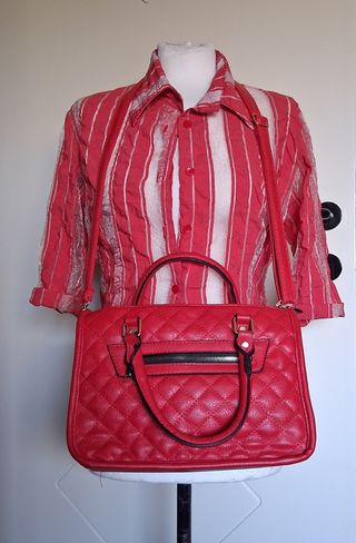 Borsa rossa a tracolla