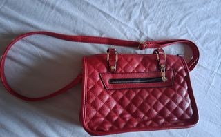 Borsa rossa a tracolla