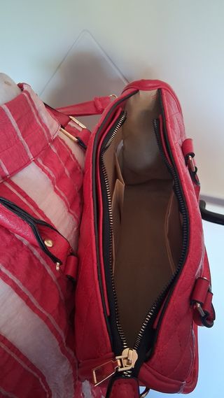 Borsa rossa a tracolla