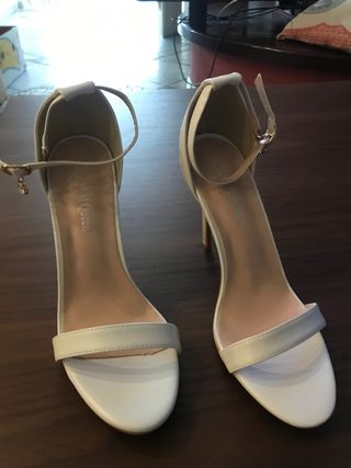 Sandali bianchi con cinturino