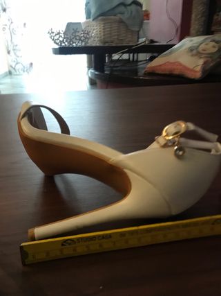 Sandali bianchi con cinturino