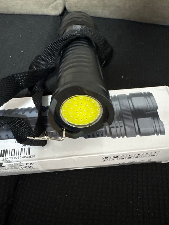 Linterna LED táctica negra