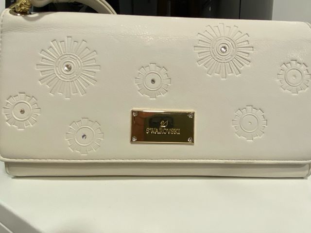 Cartera Swarovski beige y dorada
