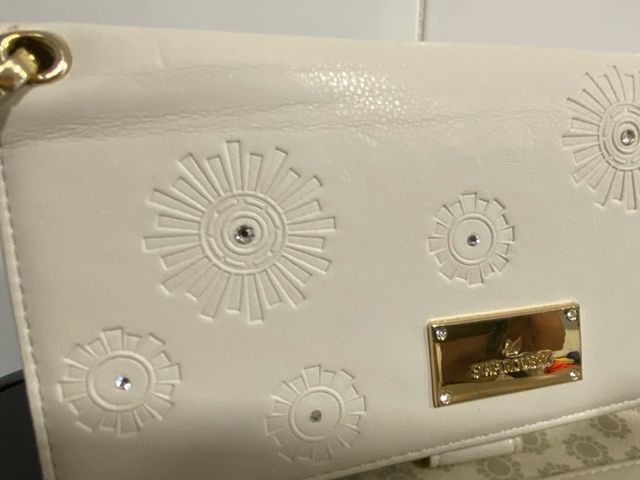 Cartera Swarovski beige y dorada