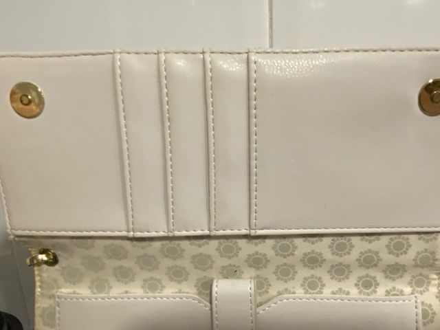 Cartera Swarovski beige y dorada