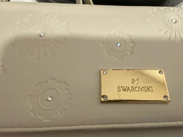 Cartera Swarovski beige y dorada