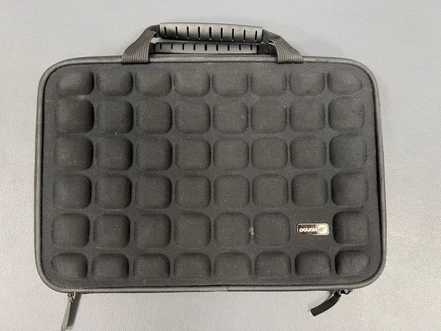 POUCH SC13BL funda 13,3′′ – negra, anti‐choque,