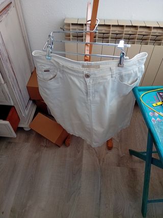 Falda vaquera blanca. Elástica
