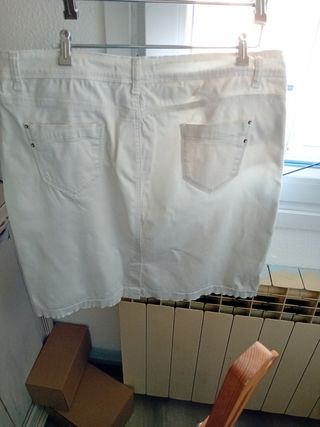 Falda vaquera blanca. Elástica