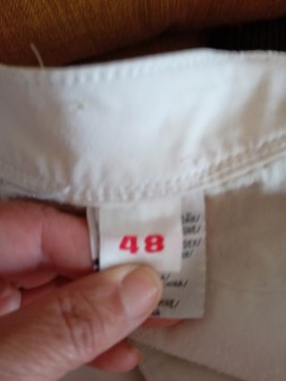 Falda vaquera blanca. Elástica
