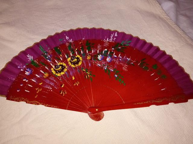 Ventaglio vintage rosso e viola vintage