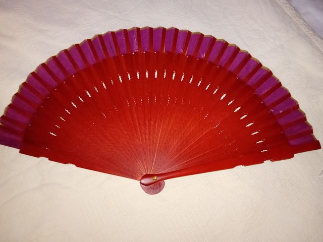 Ventaglio vintage rosso e viola vintage