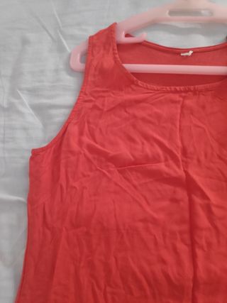 Blusa roja sin mangas