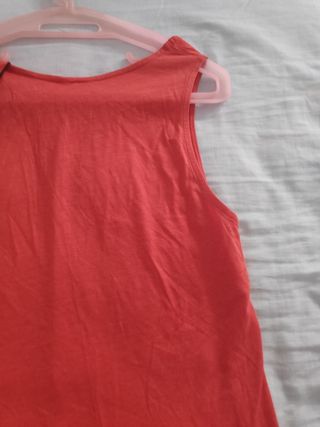 Blusa roja sin mangas