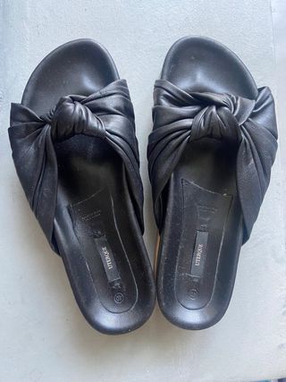 Sandalias Uterqüe piel negras en perfecto estado 